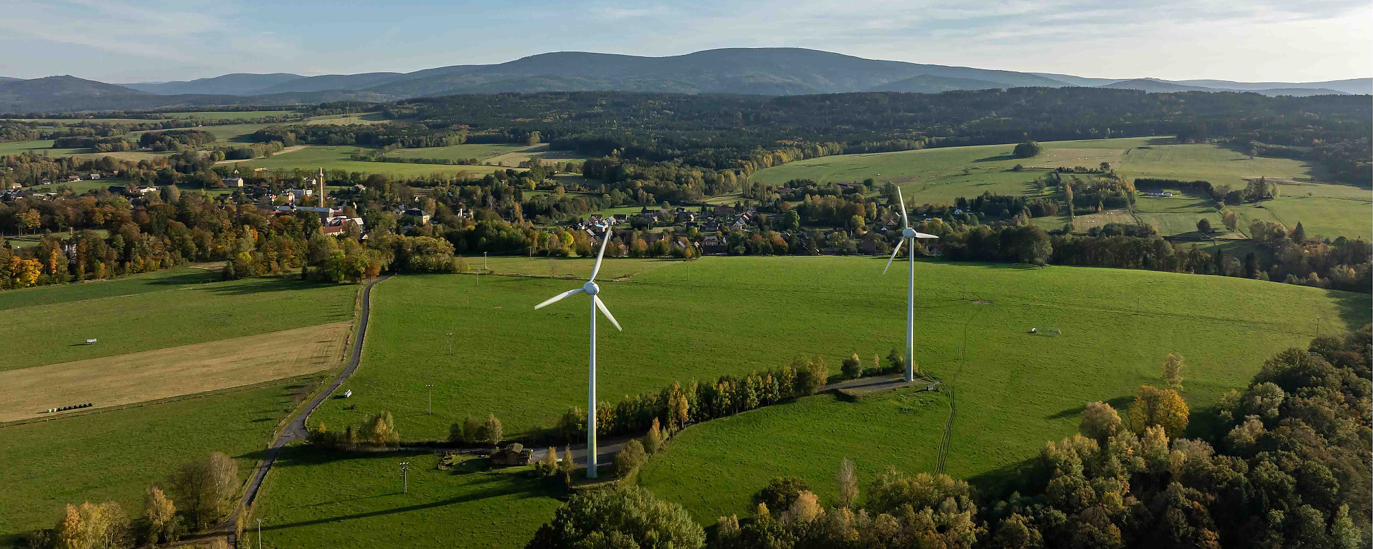 Pohled na obec od větrných elektráren